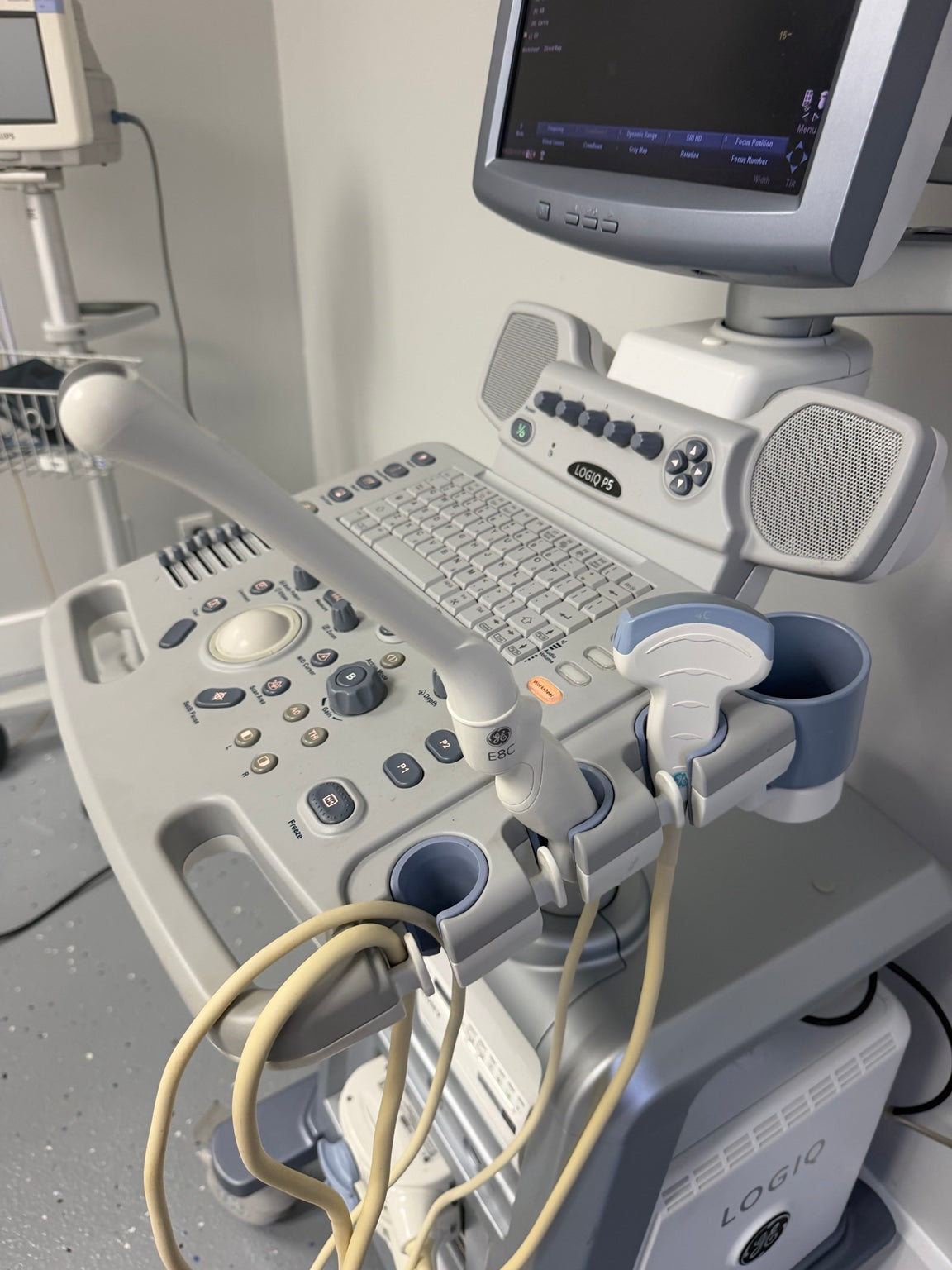 GE LOGIQ P5 ultrasound system 3