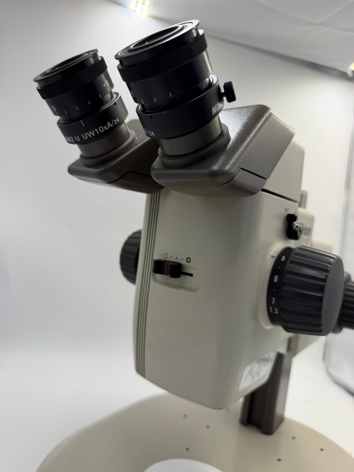 Nikon SMZ-U microscope eyepieces and cosmetic condition