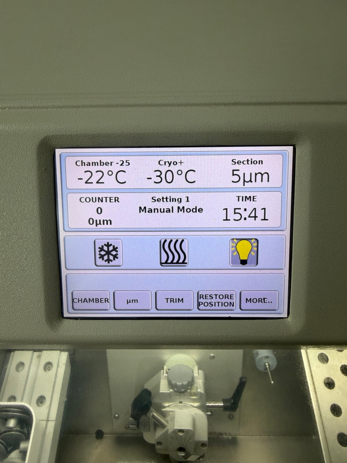 Sakura Tissue-Tek Cryo3 Flex display showing chamber minus 22 C and Cryo Plus minus 30 C