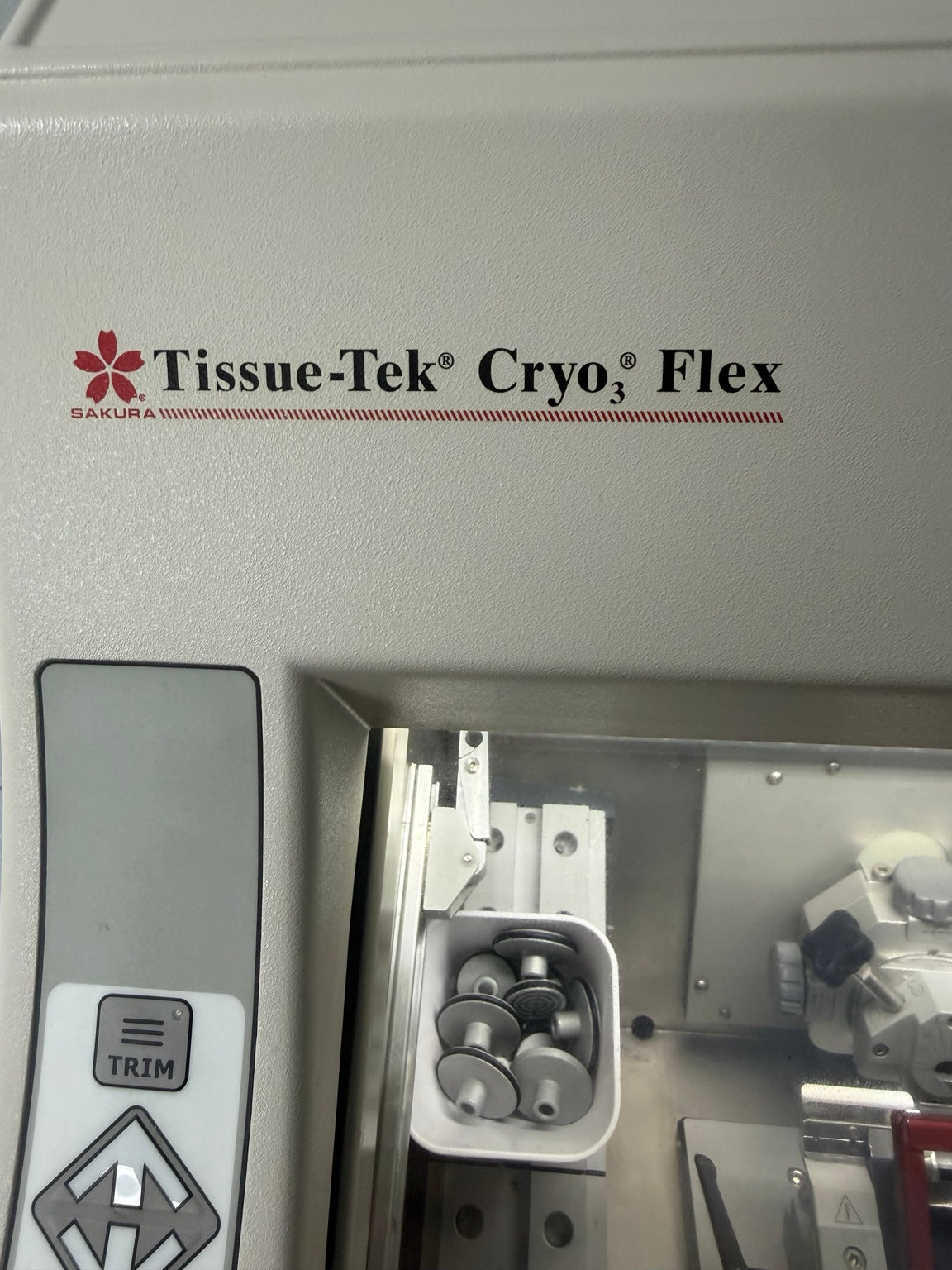 Sakura Tissue-Tek Cryo3 Flex logo and cryostat chamber interior