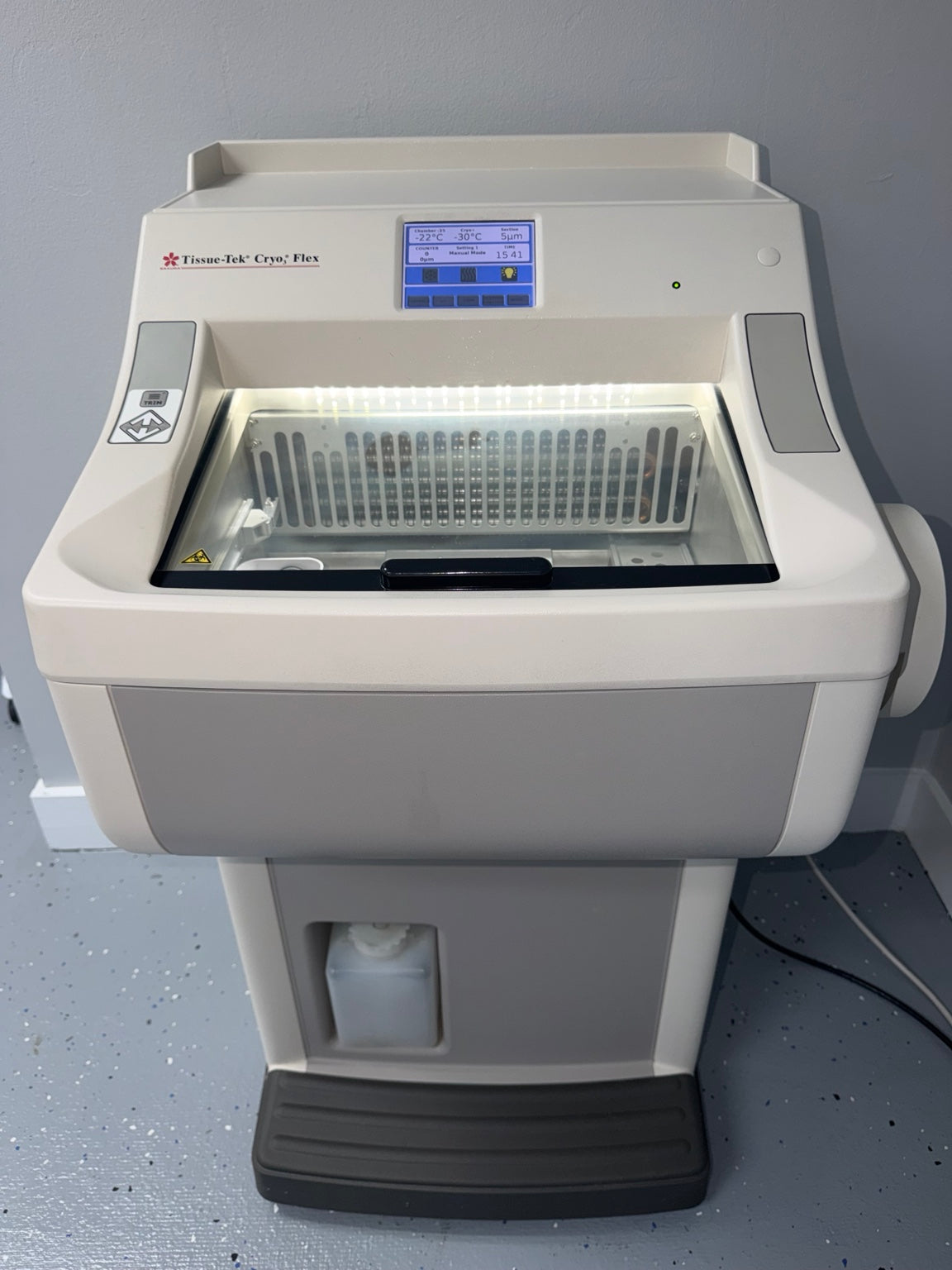 Sakura Tissue-Tek Cryo3 Flex 6200R cryostat front view powered on